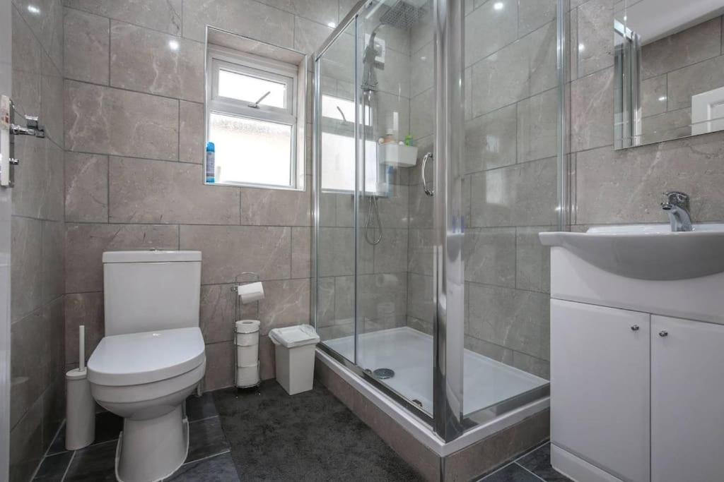 Large Modern Apartment With Garden Sleeps 10 Guests London Exterior photo